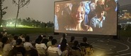 （大jb艹学生妹在线视频转载）成都秋夜“新耍法”：到公园看坝坝电影